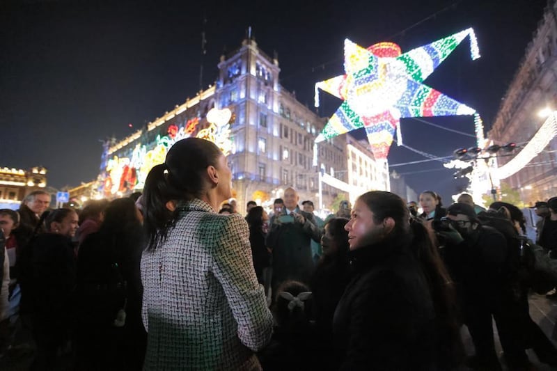 Alumbrado monumental: encienden decoraciones decembrinas en el Zócalo