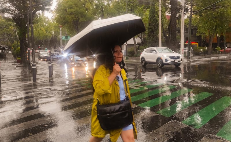 Una intensa lluvia se registró está tarde en la capital mexicana.