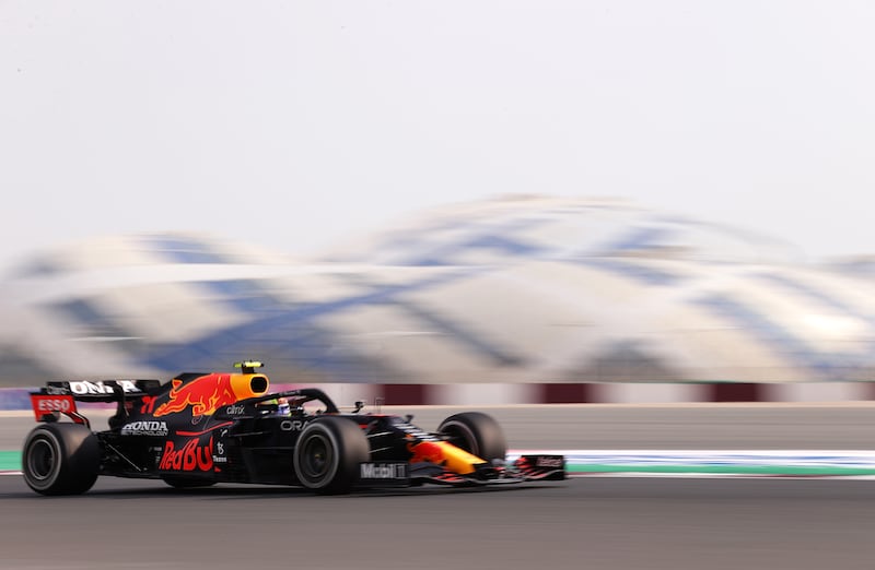 Checo Pérez terminó décimo en su última carrera en el GP de Qatar.