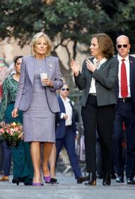 Jill Biden recorre la Basílica de Guadalupe durante su visita por México.