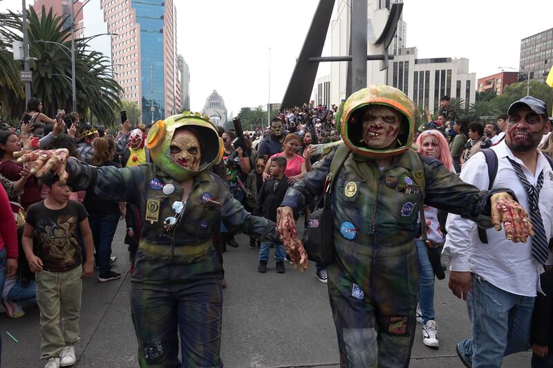 Se llevó a cabo la edición número 15 de la marcha Zombie, que inició en el Monumento a la Revolución y culminó en el Zócalo capitalino