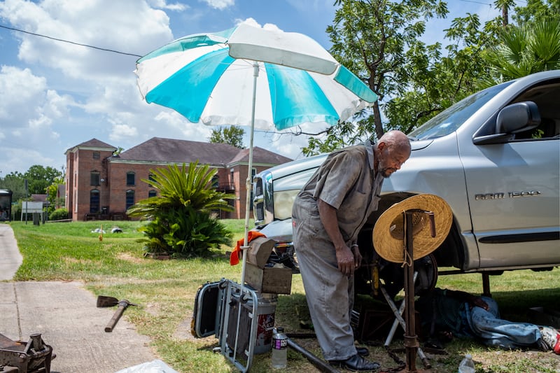 HOUSTON, TEXAS - 21 DE JULIO: El mecánico comunitario Lloyd Bush trabaja en el vehículo de un vecino durante la ola de calor el 21 de julio de 2022 en Houston, Texas. Se han emitido avisos de calor excesivo en todo Texas con una previsión de 102 grados en Houston. (Foto de Brandon Bell/Getty Images)