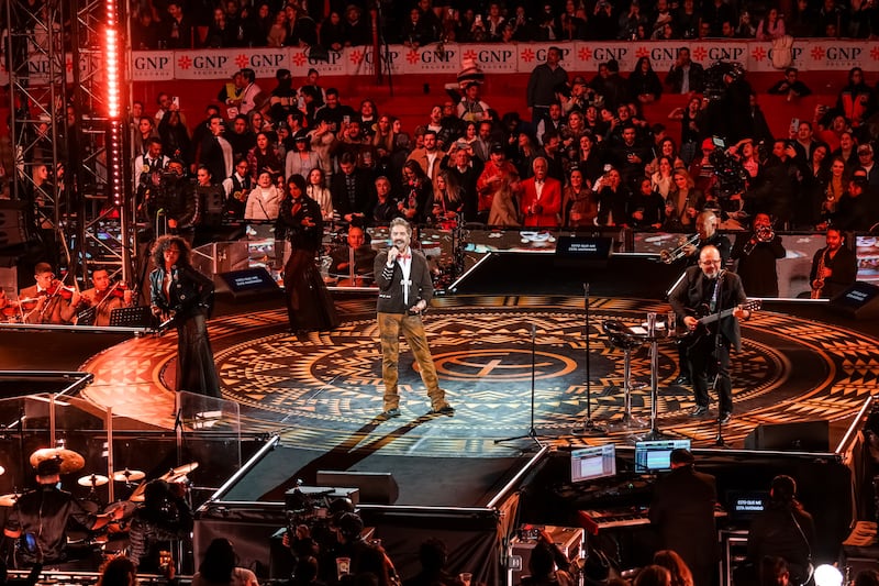 Es oficial, la gira ‘De Rey a Rey’ comenzó con la primera presentación de Alejandro Fernández en la Plaza de Toros México, recinto que fue testigo del homenaje que brindó a su dinastía, como parte del legado musical de su padre Vicente Fernández, quien es considerado uno de los pilares fundamentales de la música mexicana, por lo cual el concierto estuvo repleto de referencias a través de más de 30 canciones.