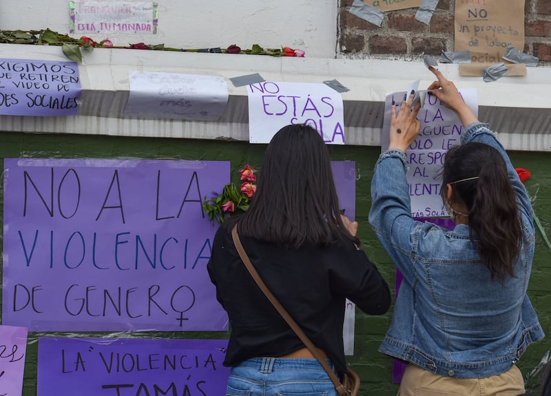 TOLUCA, ESTADO DE MÉXICO, 25ABRIL2021.-  Integrantes de la comunidad universitaria acudieron q las afueras del Plantel Dr. Ángel María Garibay Kintana Prepa núm. 5 de la UAEM a refrendar su apoyo a la maestra que fue violentada por su pareja mientras se encontraba dando clases de manera virtual, colocaron diversos letreros mandando palabras de aliento y solidaridad a la docente. FOTO: CRISANTA ESPINOSA AGUILAR /CUARTOSCURO.COM