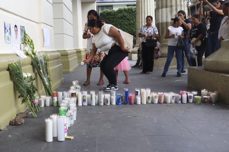 Despiden con flores y exigencia de justicia al alcalde Alejandro Arcos