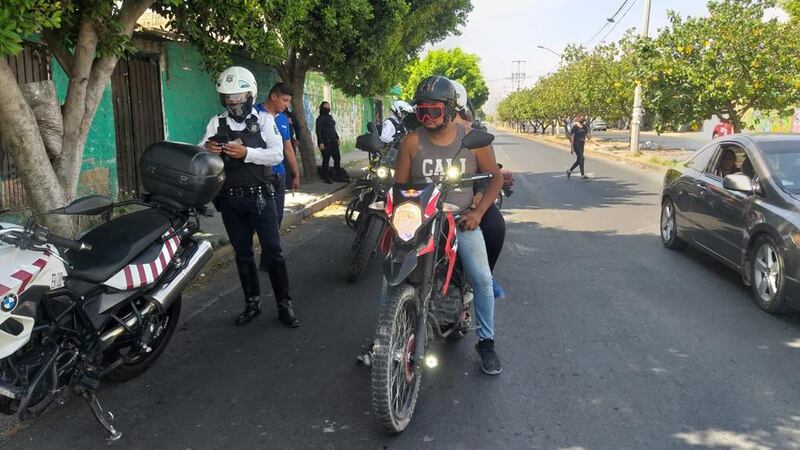 La nueva ley sanciona, por ejemplo, a los motociclistas que lleven muchas personas a bordo de las unidades o lleven a niños que no se puedan sostener por sí solos.