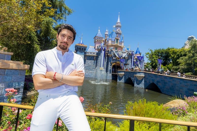 El cantante tapatío visitó Disneyland Resort en Anaheim, California.