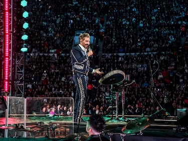 Es oficial, la gira ‘De Rey a Rey’ comenzó con la primera presentación de Alejandro Fernández en la Plaza de Toros México, recinto que fue testigo del homenaje que brindó a su dinastía, como parte del legado musical de su padre Vicente Fernández, quien es considerado uno de los pilares fundamentales de la música mexicana, por lo cual el concierto estuvo repleto de referencias a través de más de 30 canciones.