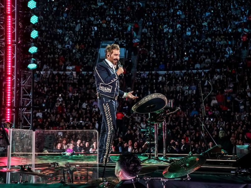 Es oficial, la gira ‘De Rey a Rey’ comenzó con la primera presentación de Alejandro Fernández en la Plaza de Toros México, recinto que fue testigo del homenaje que brindó a su dinastía, como parte del legado musical de su padre Vicente Fernández, quien es considerado uno de los pilares fundamentales de la música mexicana, por lo cual el concierto estuvo repleto de referencias a través de más de 30 canciones.