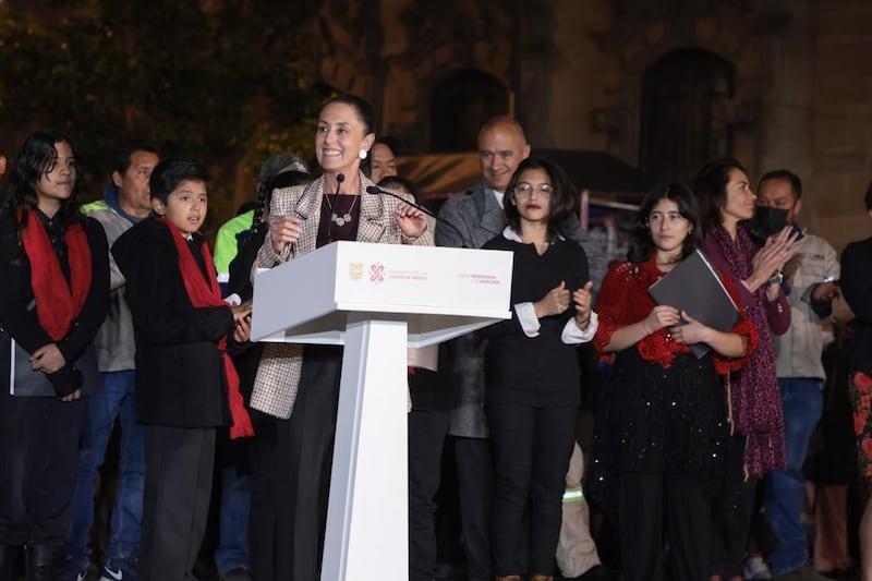 Alumbrado monumental: encienden decoraciones decembrinas en el Zócalo