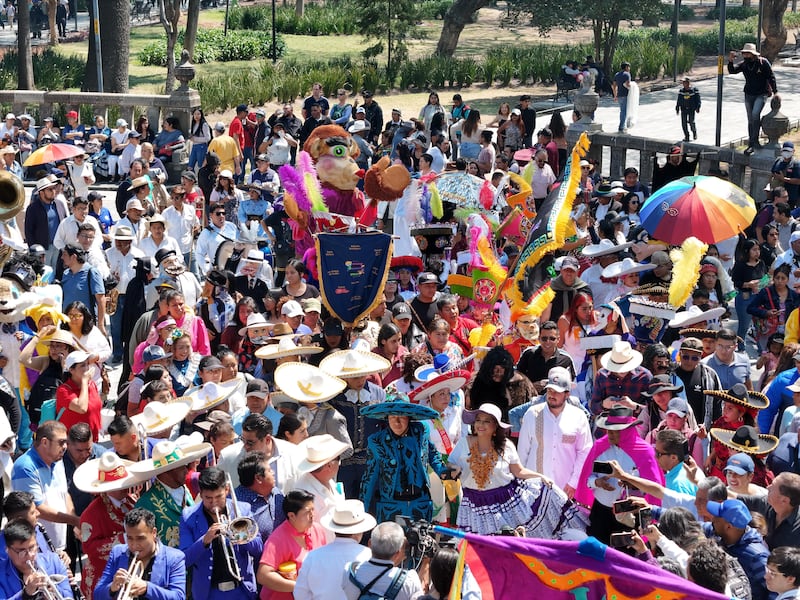 Clara Brugada creará un fondo para rescatar la cultura y tradiciones de los pueblos originarios