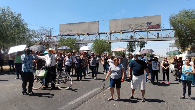 Los vecinos colocaron ramas, botes y piedras para bloquear el paso de los automotores.