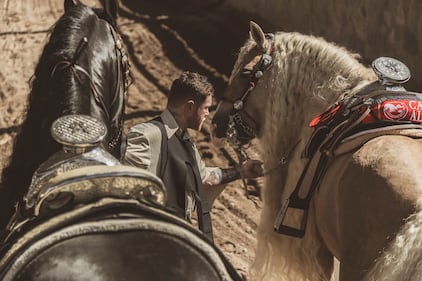 Canelo Álvarez muestra su pasión por los caballos.