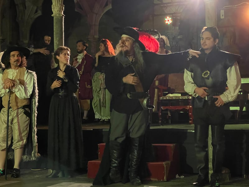 La clásica historia de amor y valentía de Cyrano de Bergerac llega con una nueva adaptación enriquecida con música en vivo, combates de esgrima y una escenografía única que data del siglo XIV