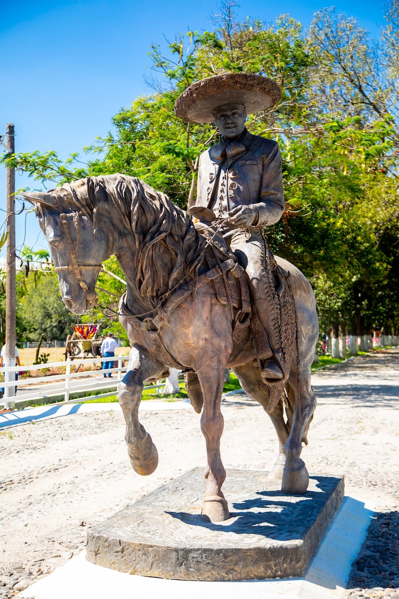 Publimetro ingresó al rancho Los 3 Potrillos para ver detalles del espacio que se colocó para el ídolo mexicano y honrarlo en el Día de Muertos.