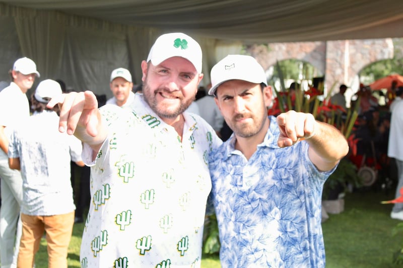 Profesionales y empresas de construcción reunidos en el torneo de golf.