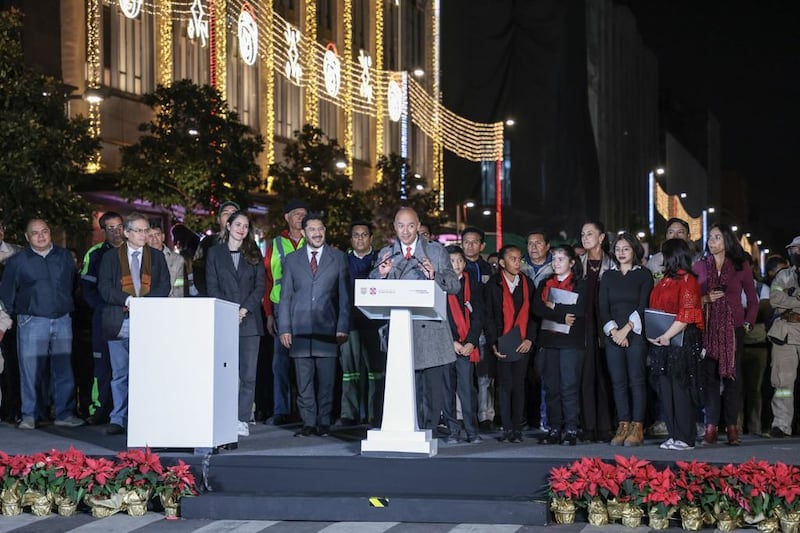 Alumbrado monumental: encienden decoraciones decembrinas en el Zócalo