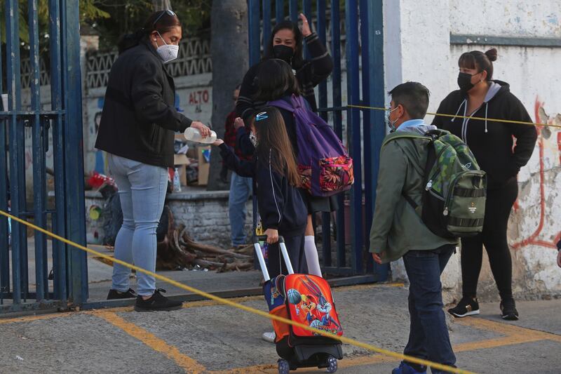 ¿Cómo es el uniforme neutro que propone Claudia Sheinbaum en Ley de Educación?