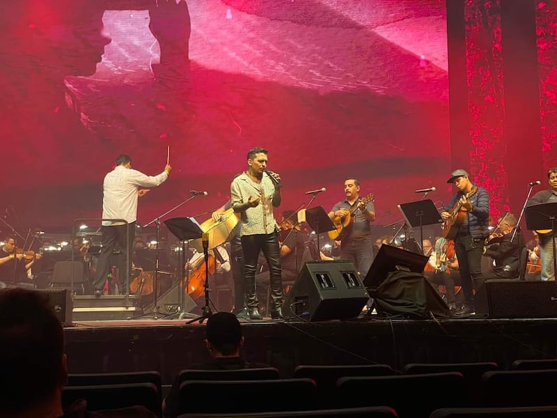 El cantante fue el invitado especial del Encuentro Internacional del Mariachi.