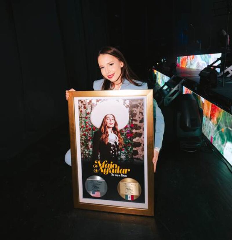 Majo Aguilar recibe disco de oro por el tema “No voy a llorar”