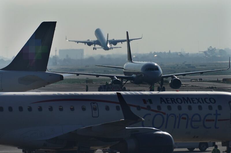 Líneas áreas de EU operan hasta mil 300 aviones por empresa; todas las mexicanas apenas suman 330 aeronaves y no podrían con la guerra de tarifas y la competencia que desataría el cabotaje.