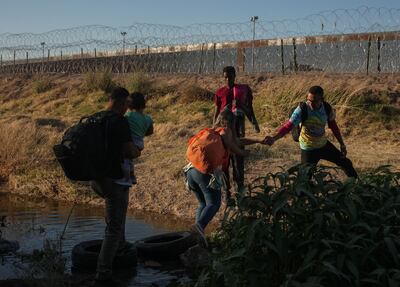 CIUDAD JUÁREZ, CHIHUAHUA, 06MAYO2023.- Migrantes de diversas nacionalidades cruzan la frontera entre Estados Unidos y México en Ciudad Juárez.
FOTO: JUAN ORTEGA/CUARTOSCURO.COM