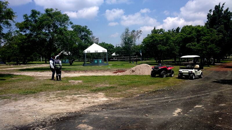 En los trabajos de instalación se usó maquinaria pesada que causó estragos en el suelo del parque.