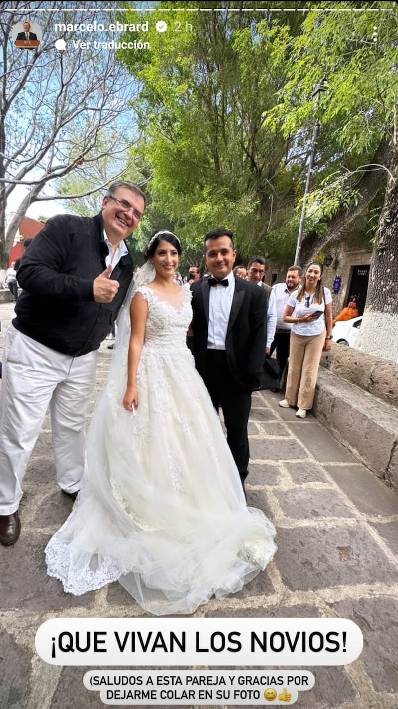 Marcelo Ebrard: presume fotografía con recién casados en Morelia