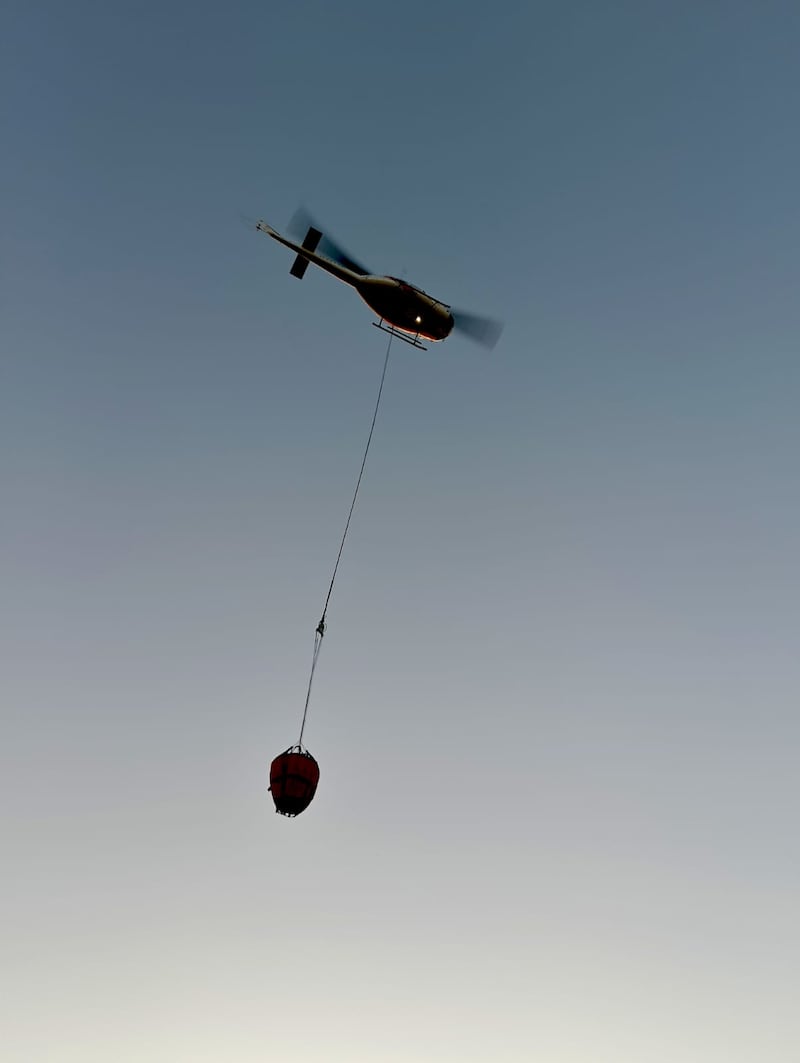 Se realiza combate aéreo con descargas de agua en el frente activo del incendio.