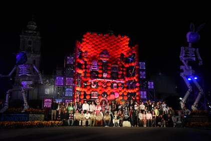 Ofrenda monumental de Día de Muertos embellece el zócalo de la CDMX