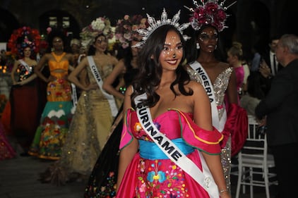 Candidatas de todas partes del mundo se unieron a la celebración de Día de Muertos como parte de las primeras actividades de la edición número 73 del certamen de Miss Universo, en donde desfilaron las reinas de belleza durante la 'Gala de Catrinas’ con el objetivo de recaudar fundos para poblaciones vulnerables.