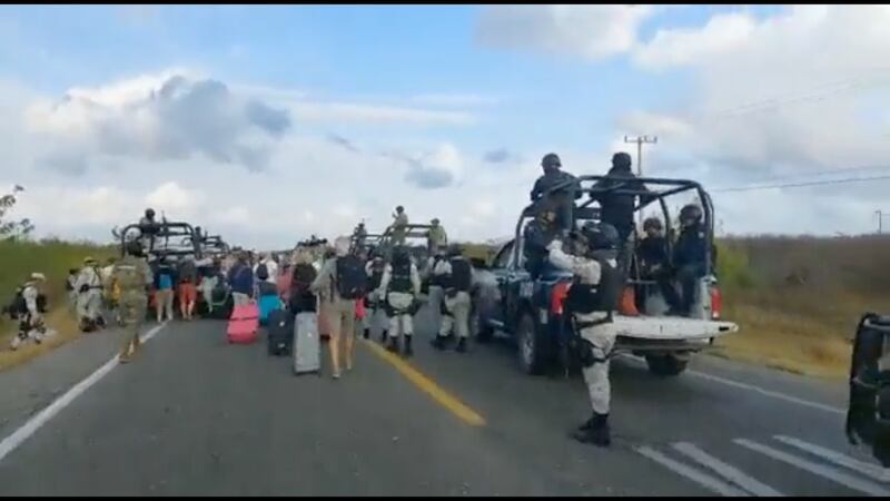 Oaxaca: Guardia Nacional ayuda a turistas franceses a librar bloqueo