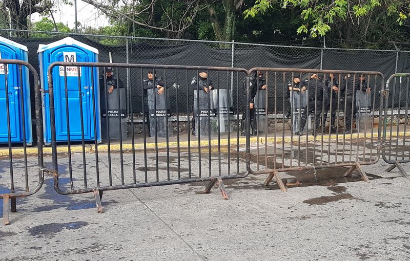 Decenas de policías custodian los alrededores del parque.