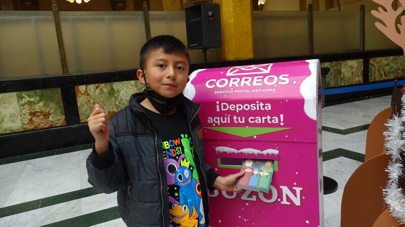 Miles de niños acuden todos los días al Palacio Postal para depositar sus misivas.