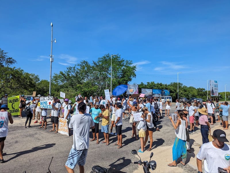 Protestas en Puerto Escondido buscan salvar Punta Colorada, última playa virgen