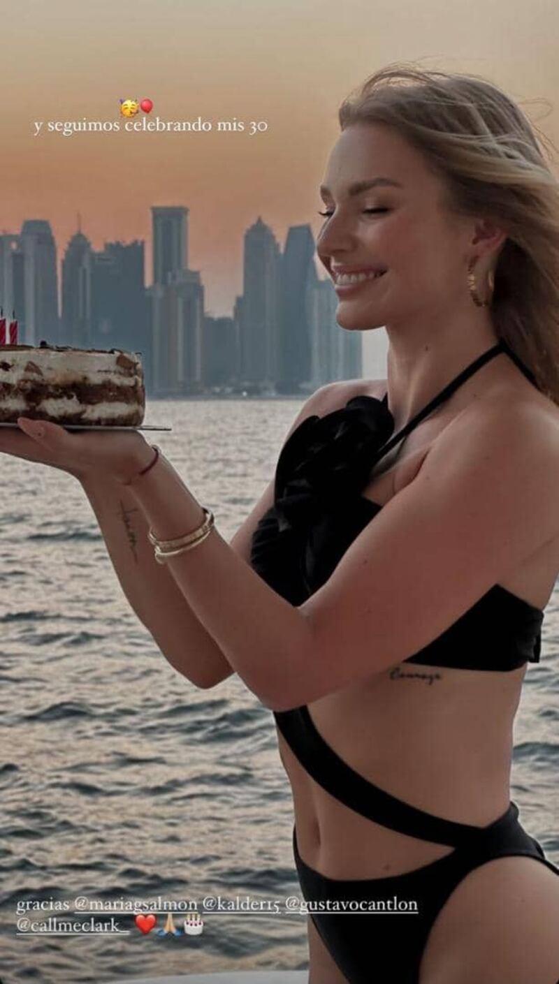 Irina Baeva presume de su escultural figura en bikini a bordo de un yate en Doha