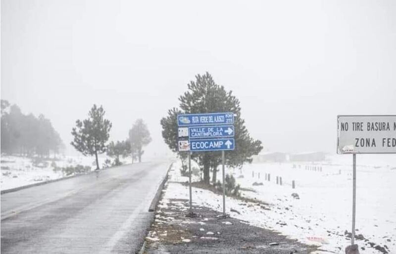 La caída de temperaturas impidió a algunas personas salir a las calles. (Martí Batres)