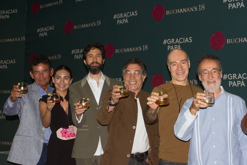 CIUDAD DE MÉXICO, 25MAYO2017.- Efraín y Ana Brenda Cortes, posan para los fotógrafos en la presentación de “Celebrando el Legado Más Grandioso el de Nuestro Papá” de casa BUCHANAN’S.
FOTO: ANTONIO CRUZ /CUARTOSCURO.