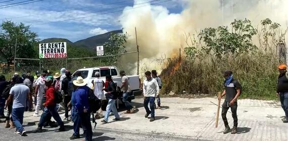 Manifestantes roban blindado y retienen a policías durante una jornada violenta en Chilpancingo.