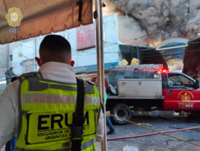 Incendio en bodega de calzado en Tepito