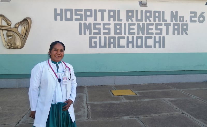 Benilda Figueroa, primera médica rarámuri de Chihuahua y atiende en IMSS Bienestar