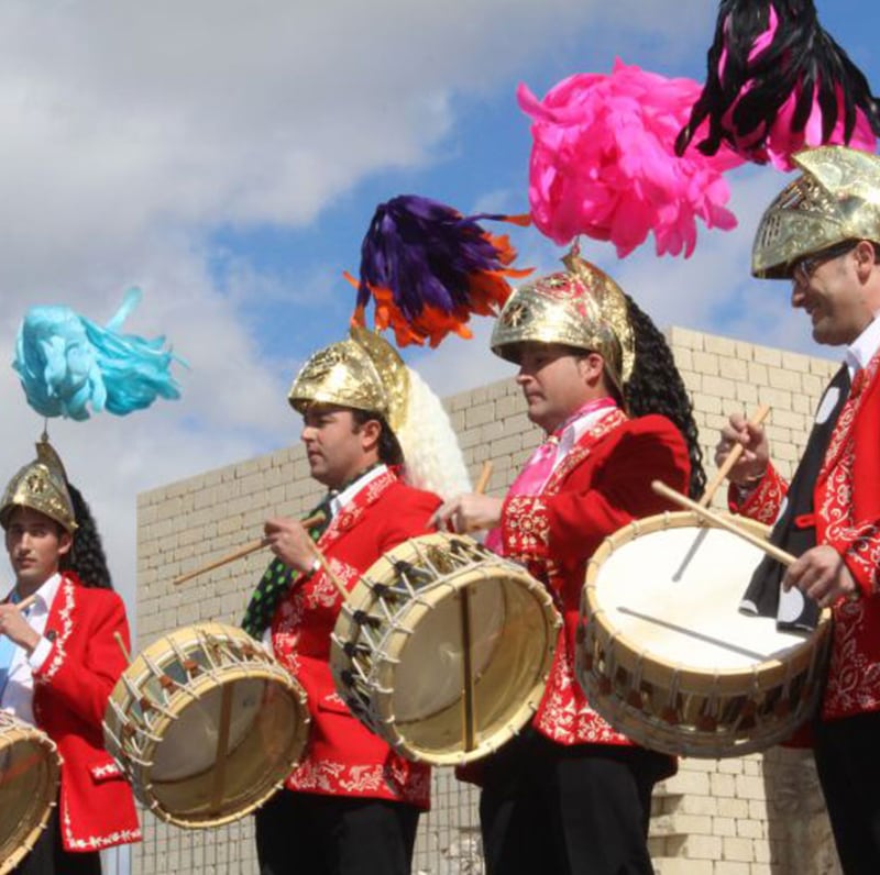 En Baena, España, la Semana Santa cobra vida entre olivares andaluces. Esta celebración con sus desfiles, escenificaciones y sonidos ancestrales, cautiva corazones y aspira a reconocimiento internacional