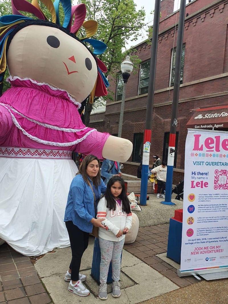 Las personas hicieron fila para tomarse foto con la tradicional muñeca. (Cortesía)