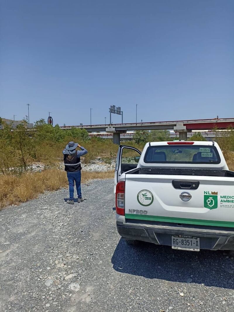 Inspectores de Medio Ambiente realizaban recorrido de inspección en el lecho del río.