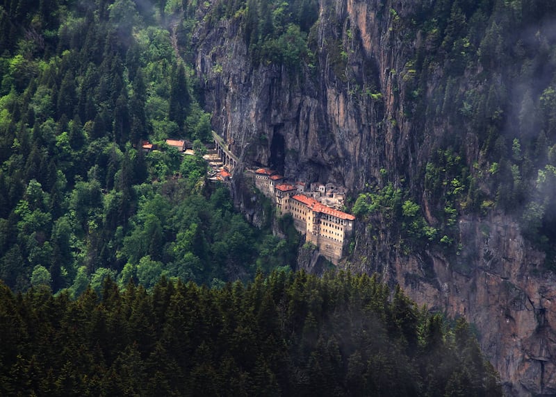 Desde templos milenarios hasta monasterios en acantilados, explora los tesoros culturales y naturales de esta nación, más allá de las clásicas propuestas