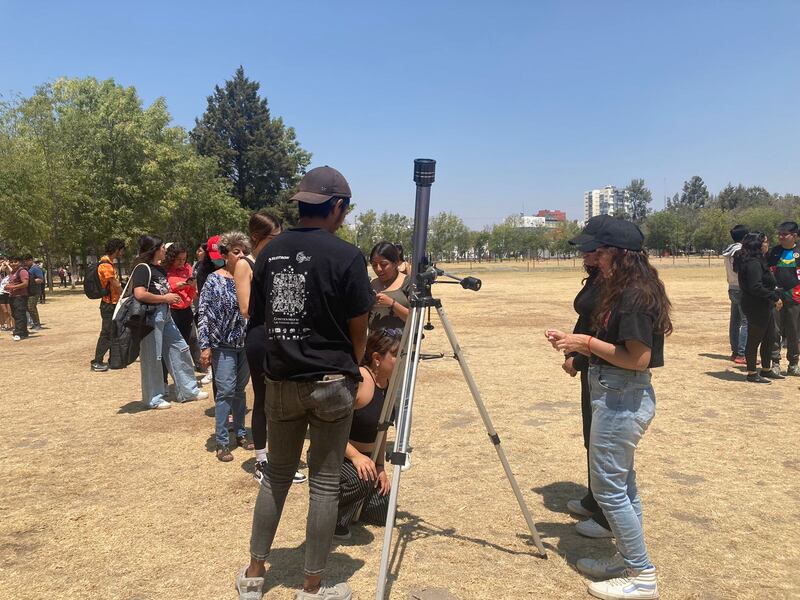 Personas se reunieron para apreciar el evento astronómico de este 8 de abril. (Publimetro)