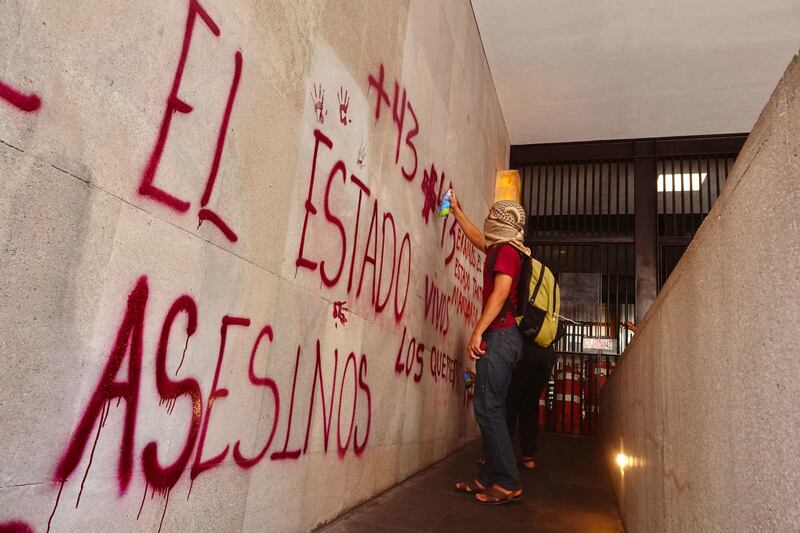 Familiares de los 43 estudiante de Ayotzinapa se manifestaron a las afueras de la Secretaría de Relaciones Exteriores.