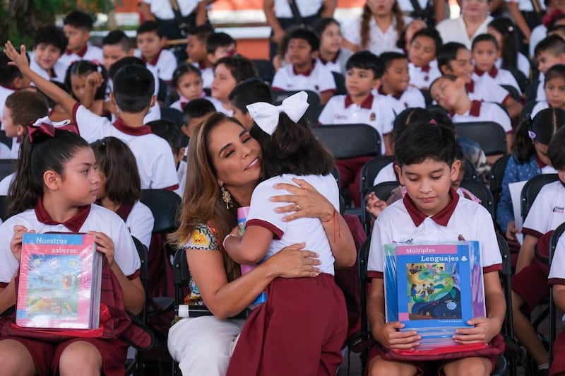 Titulares de ejecutivos locales entregan los nuevos Libros de Texto Gratuitos a niños (Gobierno de México)