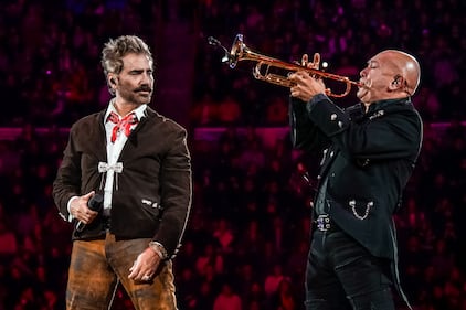 Es oficial, la gira ‘De Rey a Rey’ comenzó con la primera presentación de Alejandro Fernández en la Plaza de Toros México, recinto que fue testigo del homenaje que brindó a su dinastía, como parte del legado musical de su padre Vicente Fernández, quien es considerado uno de los pilares fundamentales de la música mexicana, por lo cual el concierto estuvo repleto de referencias a través de más de 30 canciones.