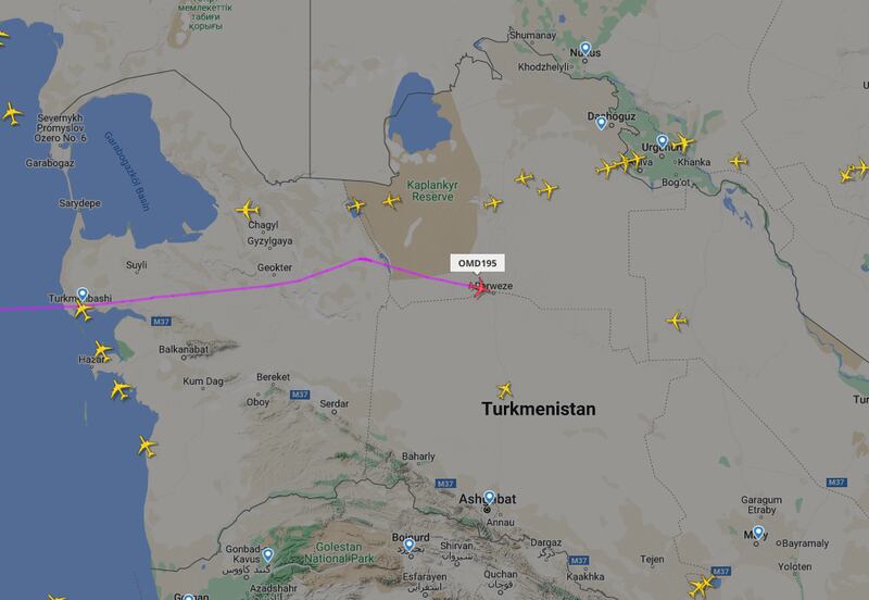 Avión presidencial llega a Tayikistán tras venta de México